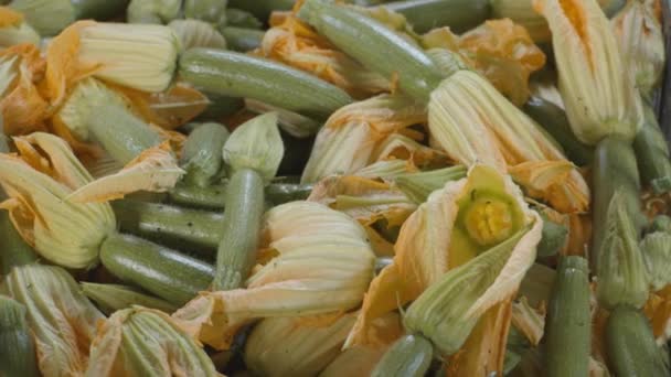 Pilha Courgette Cru Fresco Abobrinha Dourada Mercado Vegetais Fechar — Vídeo de Stock