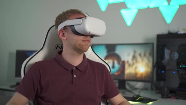 千年与Vr Googles 虚拟现实眼镜小玩艺儿 在家里玩电子游戏 — 图库视频影像