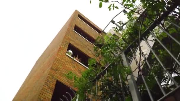 Council House Building Outdoor Staircase Shoreditch Greenery Fence Orbit Shot — Vídeo de stock