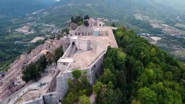 イタリアの小さな町の上に砦の空中パンフォワードショット — ストック動画