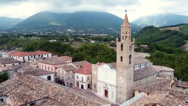 Flyvende Utsikt Klokketårn Liten Italiensk Fjellandskap – stockvideo