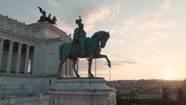 Vista Aérea Estatua Frente Monumento Nazionale Vittorio Emanuele Cielo Colorido — Vídeos de Stock