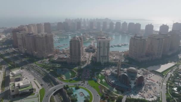 Doha Qatar Push Drone Shot Tall Residential Buildings Marina Pearl — Stockvideo