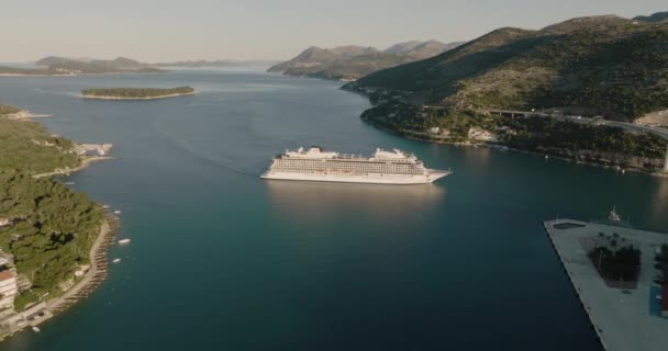 Boat Cruise Ship Scenic Harbor Dubrovnik Croatia Afternoon Sun Aerial — Vídeos de Stock