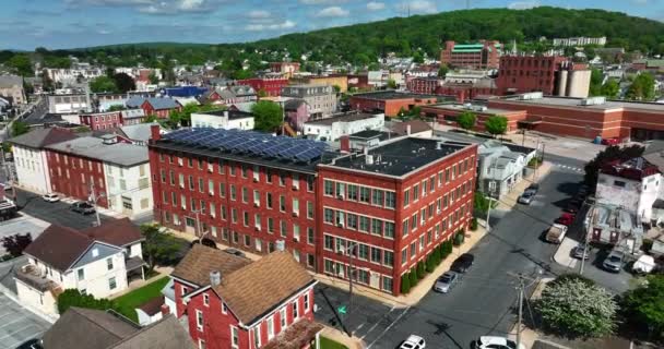 Aerial Pull Back Reveals Large American Town Solar Panels Building — Vídeo de Stock