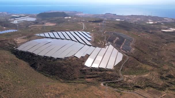 カナリア諸島のテネリフェ島での太陽光発電所の空中ビュー ドローン撮影 — ストック動画