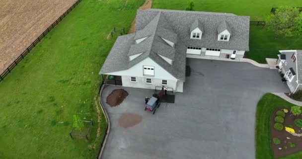 Aerial Top Approach Amish Couple Tying Horse Horse Buggy Return — 비디오