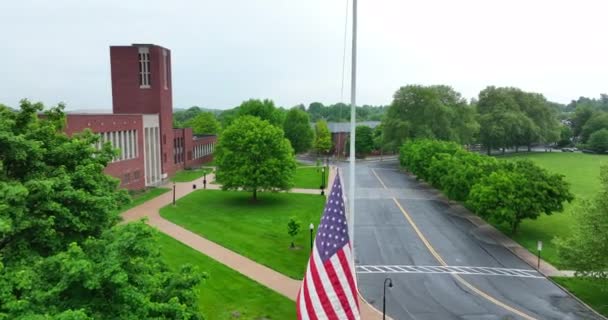 美国国旗 空中上升拍摄揭示了高中的真相 美国教育体系的主题 明媚阴郁的春日 — 图库视频影像