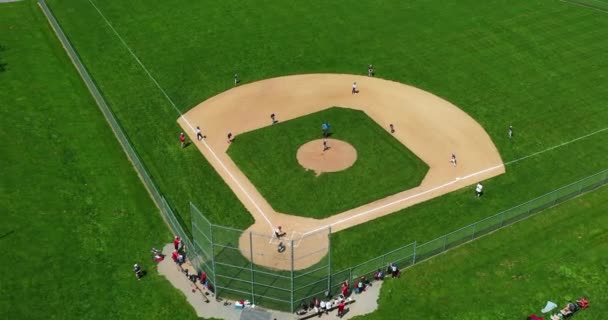 Küçükler Ligi Beysbol Maçının Havadan Görünüşü Aileler Beyzbol Oynayan Küçük — Stok video