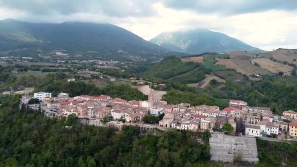 Veduta Aerea Drone Una Piccola Città Italiana Paesaggio Montano — Video Stock