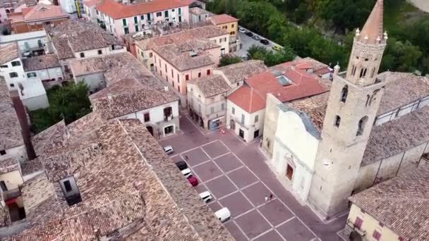 Luchtopname Van Een Klokkentoren Een Plein Van Een Kleine Italiaanse — Stockvideo