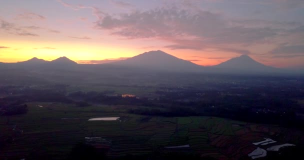 Vista Del Volcán Merapi Montes Merbabu Andong Telemoyo Durante Colorido — Vídeos de Stock