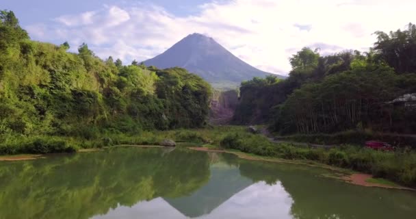 ベゴペンデムの湖からのメラピ火山の眺め インドネシア シネマティック ショット — ストック動画