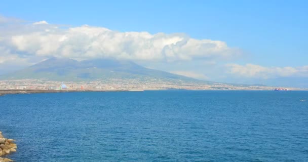 从意大利那不勒斯拍摄的地中海美景 背景是清澈的蓝水和维苏威火山 — 图库视频影像