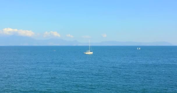 Bela Vista Mar Mediterrâneo Com Água Azul Cristalina Montanhas Barco — Vídeo de Stock