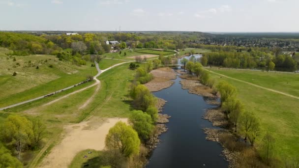 Αεροφωτογραφία Του Όμορφου Ποταμού Που Περιβάλλεται Από Καταπράσινο Πάρκο Δέντρα — Αρχείο Βίντεο