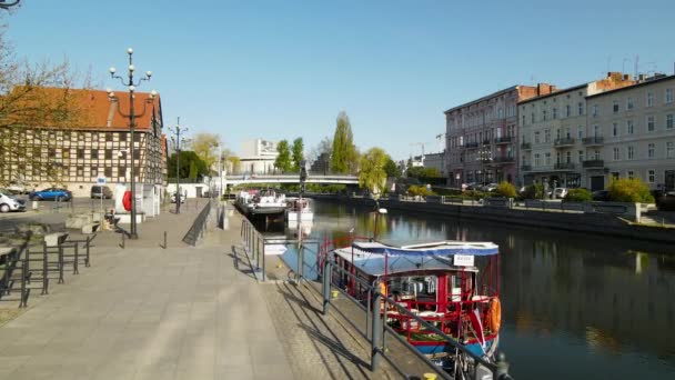 Flygfoto Över Fiskmarknaden Bredvid Dockningsbåtar Brda River Solig Dag Bydgoszcz — Stockvideo