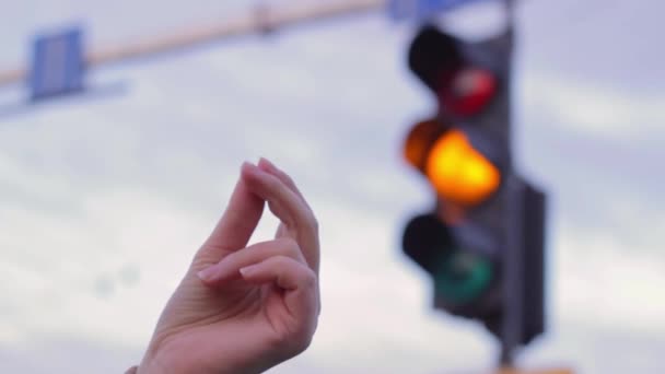 Leka Med Fingrar Italiensk Stil Väntar Signalbyte — Stockvideo