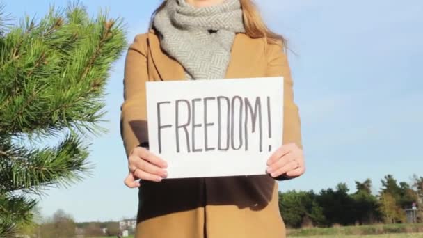 Lettisk Kvinna Som Ber Oberoende Rättigheter Frihet Protesterar — Stockvideo