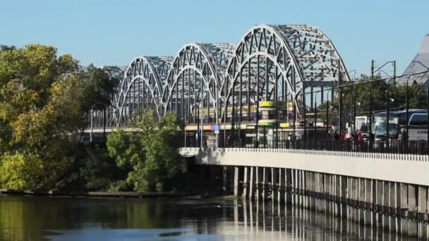 Dzelzcea Inclina Puente Tren Que Cruza Río Dvina Riga Letonia — Vídeos de Stock