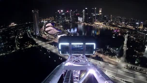 市内のCbdとマリーナ地区を示す夜のシンガポールフライヤー観覧車からの時間の経過 — ストック動画