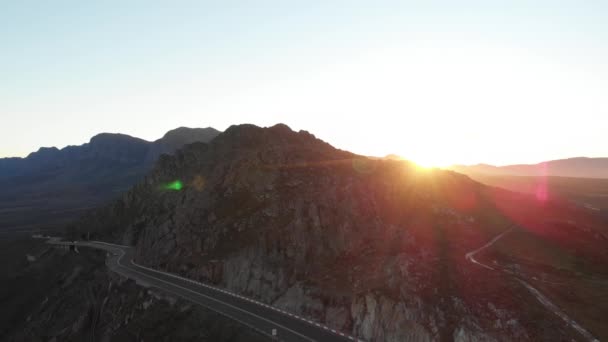 Drone Inclinato Sparato Una Strada Montuosa Tramonto Cime Delle Montagne — Video Stock