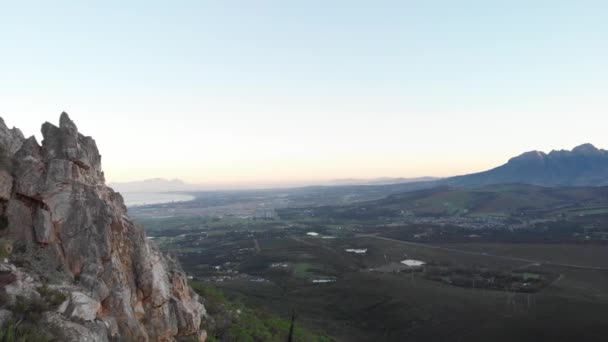 Disparo Dron Que Mueve Largo Del Lado Una Montaña Revelando — Vídeos de Stock