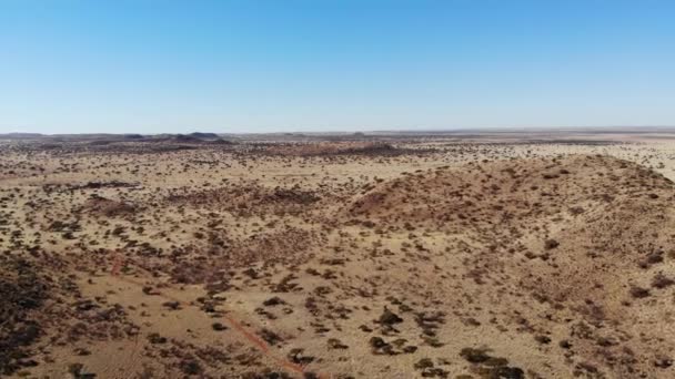 Een Panning Drone Schot Dat Het Droge Zanderige Struikige Terrein — Stockvideo