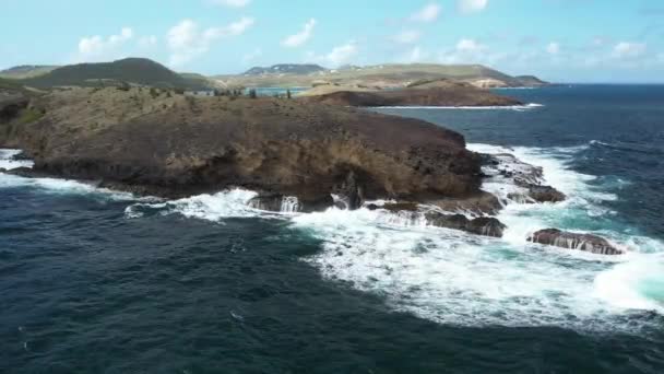 Rocíe Soplar Con Las Olas Rompiendo Alrededor Foto Aérea Costa — Vídeos de Stock