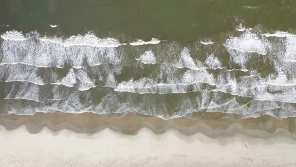 Волны Пляж Песок Движение Воды Пустынном Пляже — стоковое видео