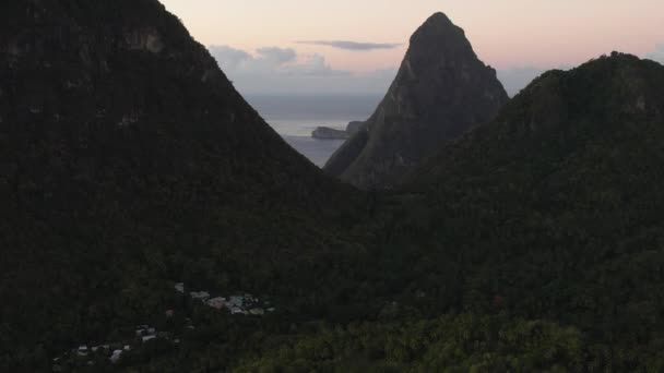 Luchtfoto Van Petit Gros Piton Met Prachtige Zonsondergang Achtergrondverlichting Pitons — Stockvideo