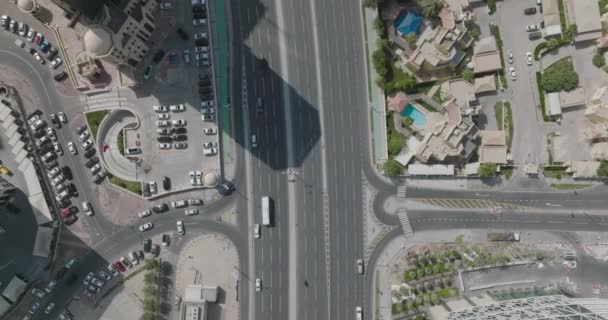 Doha Qatar Drone Descendant Tiré Sur Des Rues Des Voitures — Video