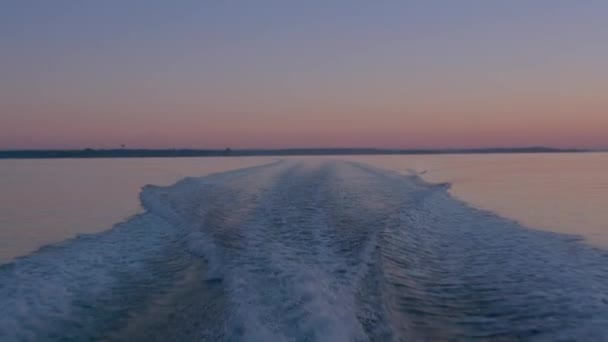 Vattenstänk Efter Liten Motorbåt Vid Solnedgången Droppar Och Stänk Vatten — Stockvideo
