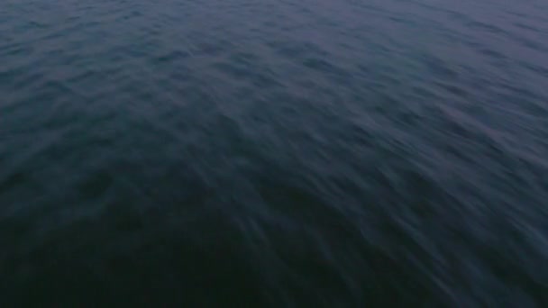 Langzame Van Water Bij Zonsondergang Blue Deep Sea Waves Echte — Stockvideo