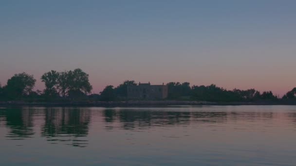 Медленно Острове Харт Торжественное Захоронение Неопознанных Мертвецов Воды Закат Вечером — стоковое видео