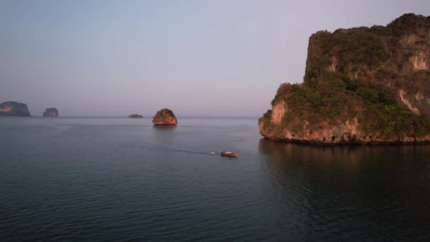 Breite Luftaufnahme Eines Einzelnen Thailändischen Langschwanzbootes Das Der Nähe Großer — Stockvideo