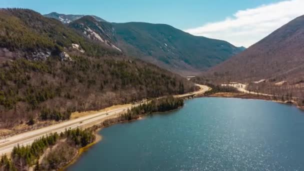 Franconia Zářez Mezistátní Unikátní Horský Průsmyk Silnice Alpským Jezerem Drone — Stock video