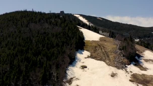 Горные Лыжи После Закрытия Сезона Весной Таянием Снега Исторического Здания — стоковое видео