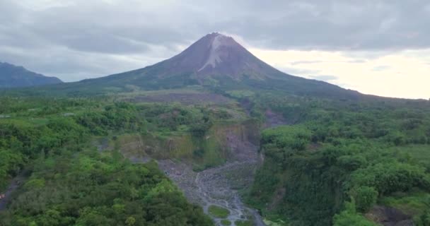 Widok Lotu Ptaka Zbocze Wulkanu Merapi Indonezji Suszoną Ścieżkę Lawy — Wideo stockowe