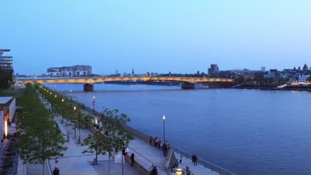 Timelapse Met Mooie Camera Panning Rhine Rivier Cologne Mensen Lopen — Stockvideo