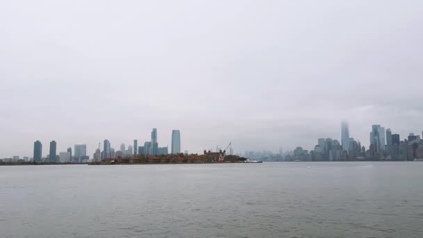 Upływ Czasu Rzece Hudson Wyspie Ellis Panoramą Manhattanu Tle — Wideo stockowe