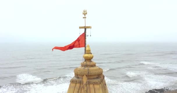 Aerial Backward Moving Shot Saffron Colored Hindu Flag Flying Top — Vídeos de Stock