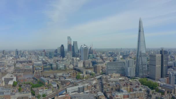 ロンドン中心部の高層ビルやシャードのドローンショットを前方にドリー — ストック動画