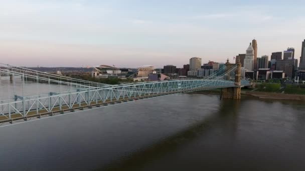 Drone Skott John Roebling Bridge Cincinnati Ohio Långsam Roterande — Stockvideo