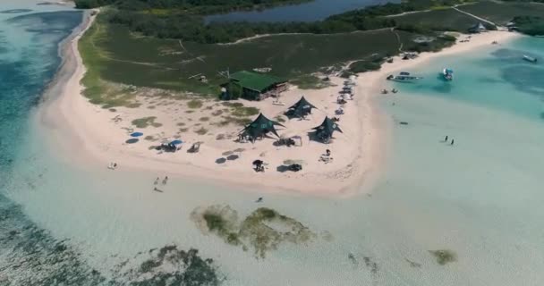카리브해의 백사장에서 익명의 사람들 비행기로 접근하여 — 비디오