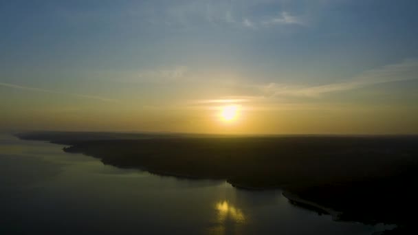 Weite Und Schöne Aussicht Auf Sonne Über Damm Bei Einem — Stockvideo