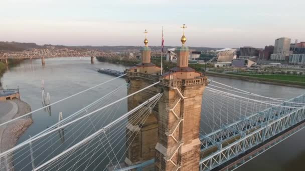 Drohnenaufnahme Der John Roebling Bridge Mit Einem Lastkahn Auf Dem — Stockvideo