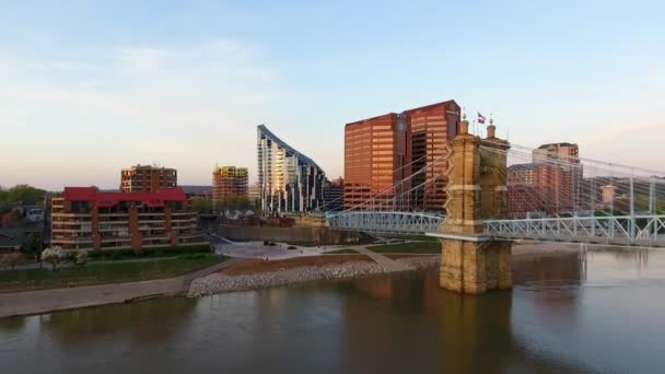 Drone Skott Centrala Cincinnati Ohio Med John Roebling Bridge Ramen — Stockvideo
