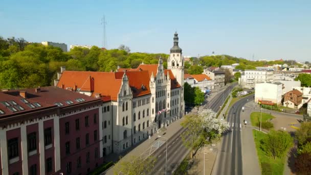 波兰Bydgoszcz市建筑大楼地区法院的广阔空中景观 慢速后撤射击 — 图库视频影像