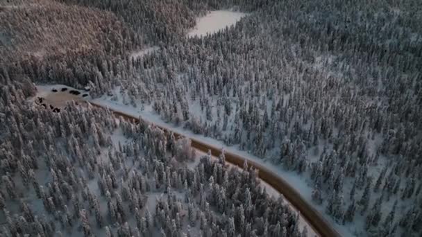 Aerial Drone View Car Leaving Parking Lot Top Vuokatinvaara Mountain — Vídeo de Stock